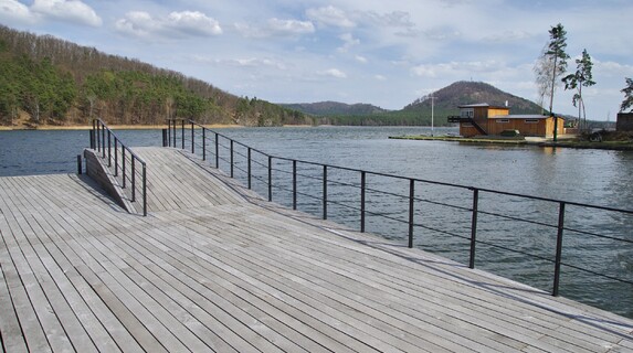 Pohled na Máchovo jezero a Staré Splavy